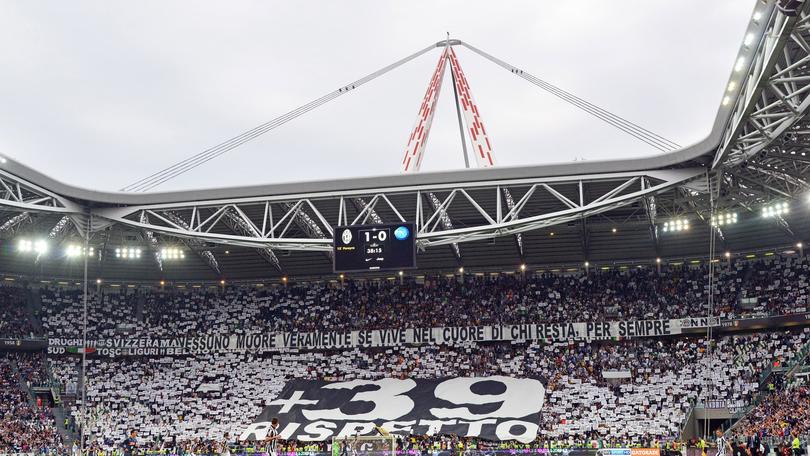 Heysel: omaggio Juve Stadium a vittime, "+39, rispetto"