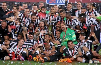 Juventus's players celebrate with the trophy after winning the Italy Cup final soccer match against SS Lazio at the Olimpico stadium in Rome, Italy, 20 May 2015. ANSA/ALESSANDRO DI MEO