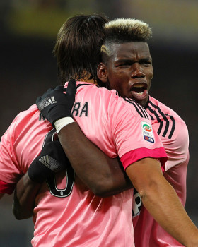 GENOA, ITALY - JANUARY 10: Sami Khedira (L) of Juventus FC celebrates his goal with his team-mate Paul Pogba (R) during the Serie A match between UC Sampdoria and Juventus FC at Stadio Luigi Ferraris on January 10, 2016 in Genoa, Italy. (Photo by Marco Luzzani/Getty Images)