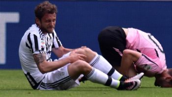 TURIN, ITALY - APRIL 17: Claudio Marchisio (L) of Juventus and Franco Vazquez of Palermo lie on the pitch after an injury during the Serie A match between Juventus FC and US Citta di Palermo at Juventus Arena on April 17, 2016 in Turin, Italy. (Photo by Tullio M. Puglia/Getty Images)