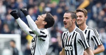 Hernanes of Juventus (L) jubilates with his teammates after scoring during Serie A soccer match Juventus-Carpi in Turin, Italy, 1 May 2016. ANSA/ ALESSANDRO DI MARCO