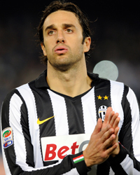 NAPLES, ITALY - JANUARY 09: Luca Toni of FC Juventus during the Serie A match between SSC Napoli and Juventus FC at Stadio San Paolo on January 9, 2011 in Naples, Italy. (Photo by Claudio Villa/Getty Images) *** Local Caption *** Luca Toni