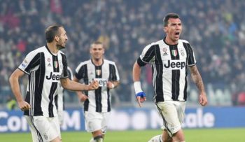 Juventus' Mario Mandzukic (R) jubilates with his teammate Giorgio Chiellini (L) after scoring the goal during the Italian Serie A soccer match Juventus FC vs Atalanta BC at Juventus Stadium in Turin, Italy, 03 December 2016. ANSA/ALESSANDRO DI MARCO