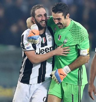 Juventus's Gonzalo Higuain and Gigi Buffon celebrate the victory at the end of the Italian Serie A soccer match Torino vs Juventus at Olimpic Stadium in Turin, Italy, 11 December 2016. ANSA/ALESSANDRO DI MARCO