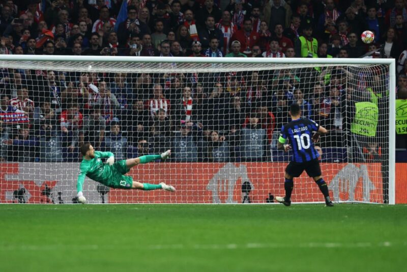epa11219278 Inter's Lautaro Martinez (R) misses the definitive penalty-kick against Atletico's goalkeeper Jan Oblack (L) during the UEFA Champions League round of 16 second leg soccer match between Atletico de Madrid and FC Inter, in Madrid, Spain, 13 March 2024.  EPA/Kiko Huesca